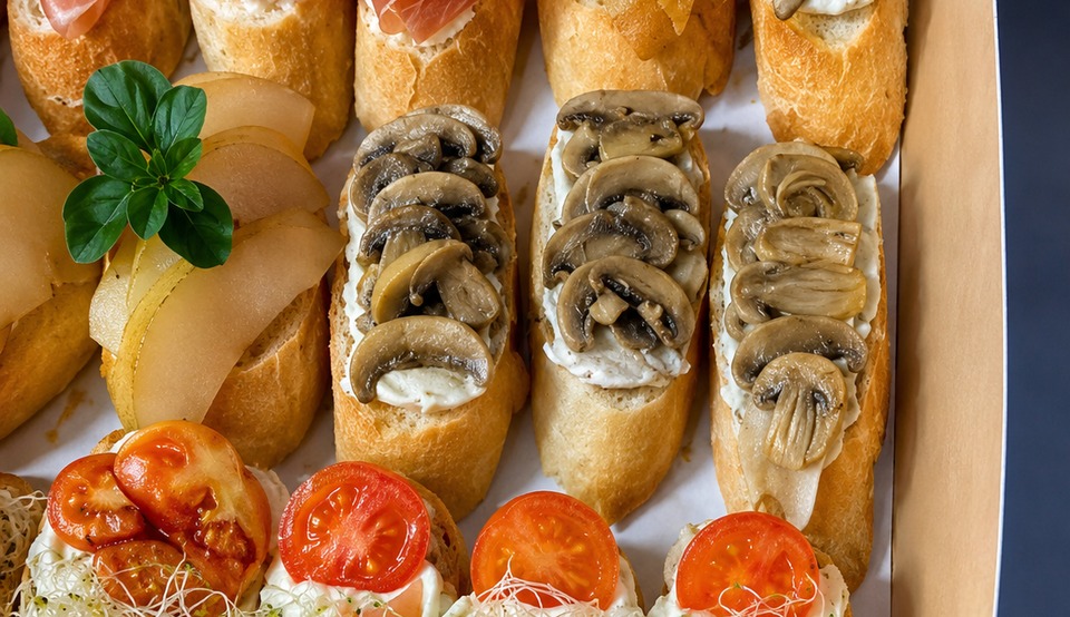 Mesa de reunión con bruschettas gourmet