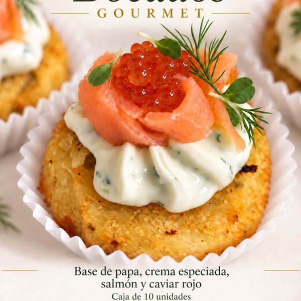 Bocados gourmet de papa, crema especiada, salmón y caviar rojo