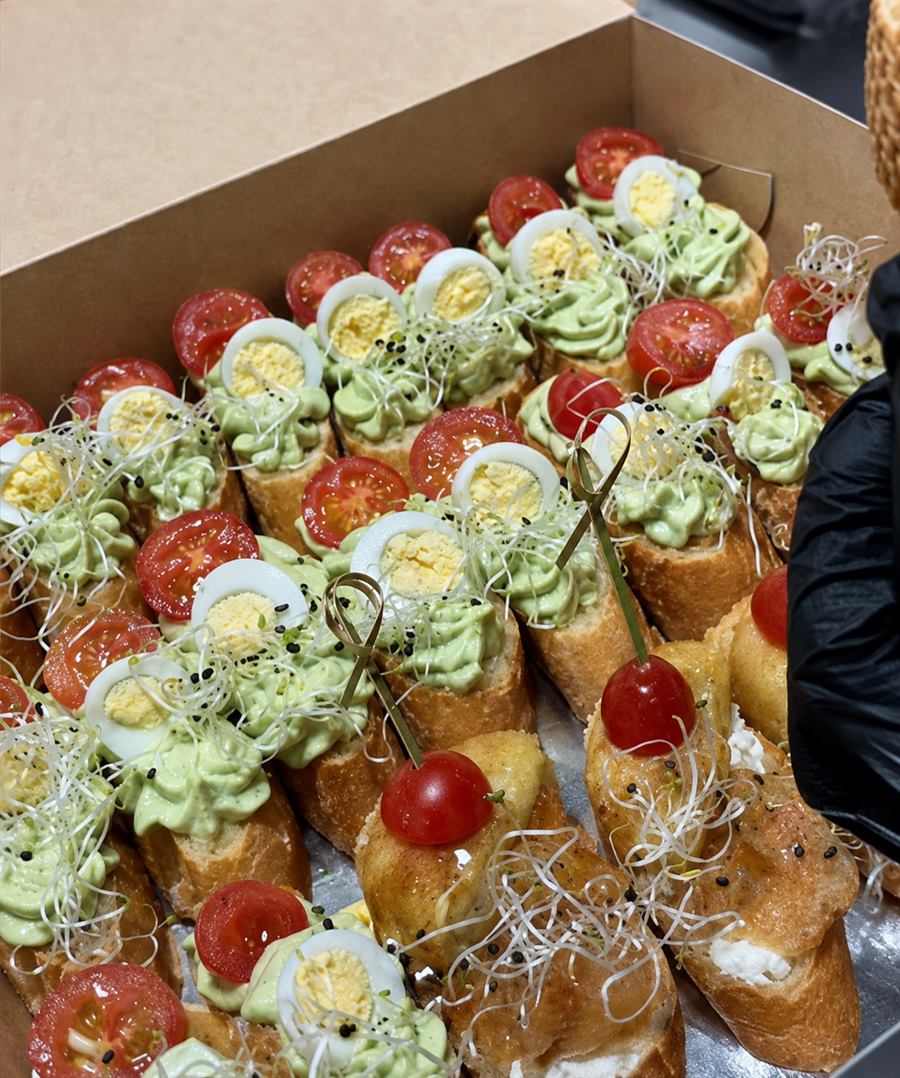 Bruschettas de crema de palta con huevo de codorniz y cherry