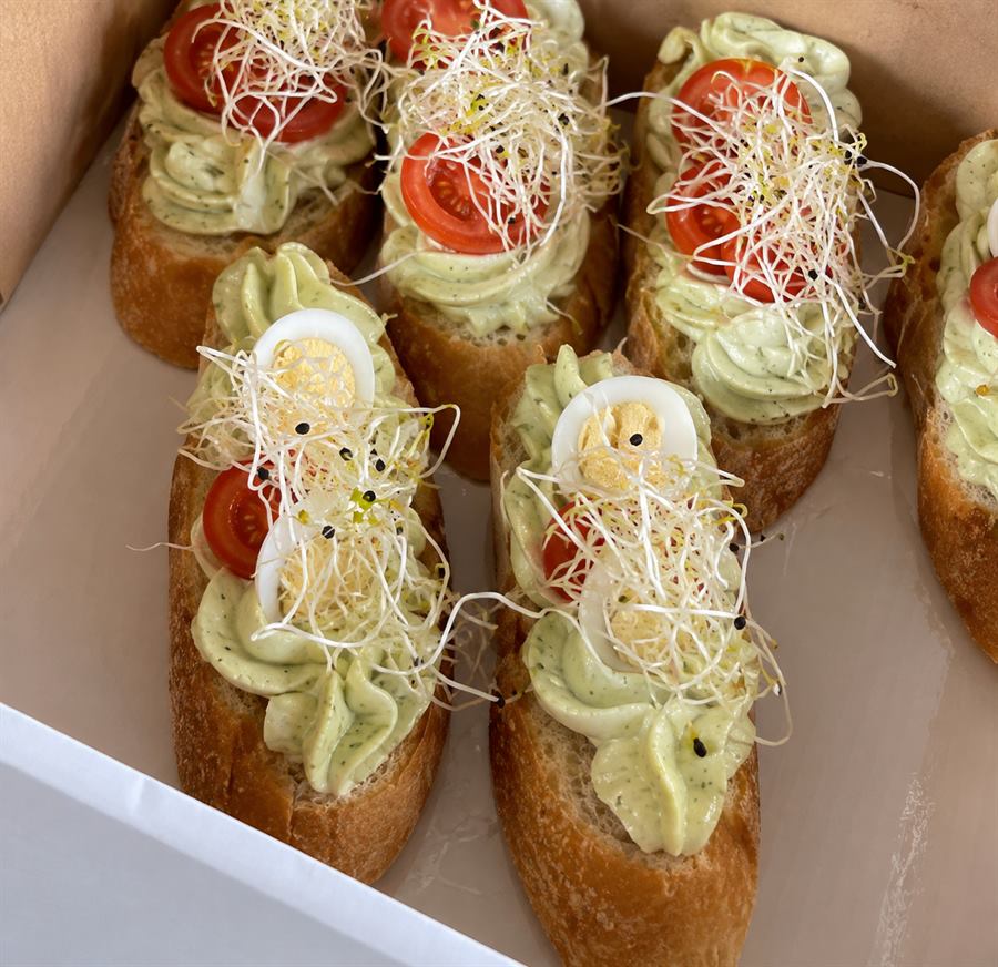 Box de bruschettas con crema de palta y brotes