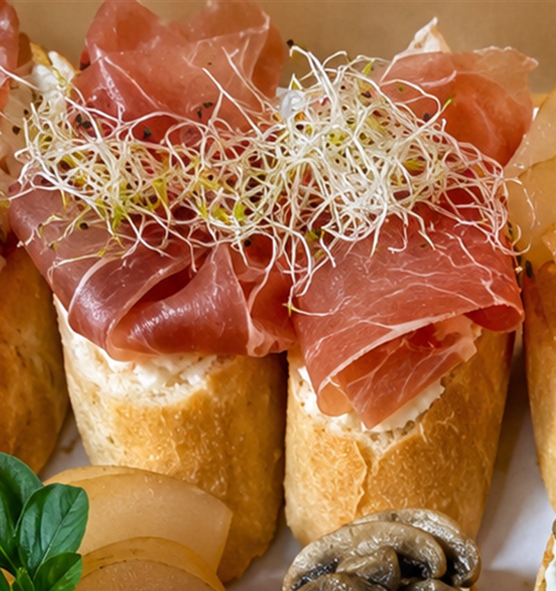 Bruschetta de Jamón Crudo con queso crema y brotes