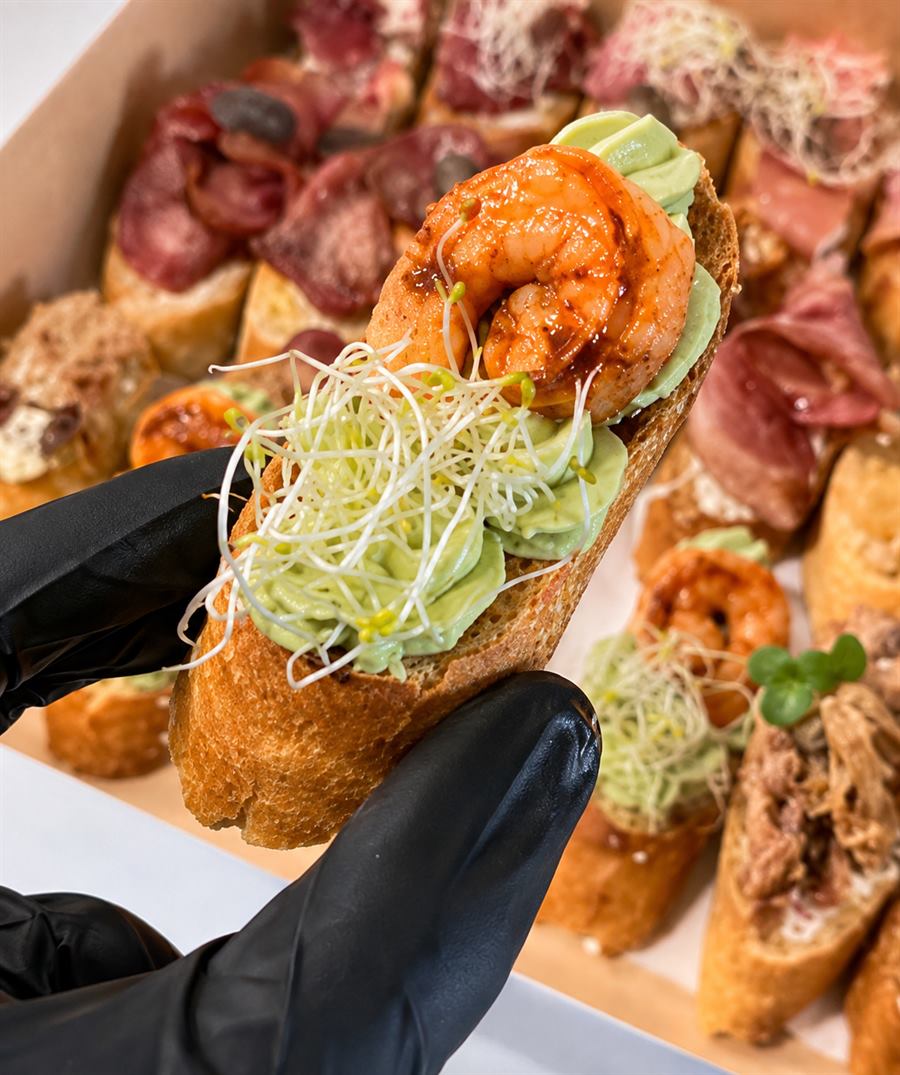 Bruschetta de camarones con crema de limón