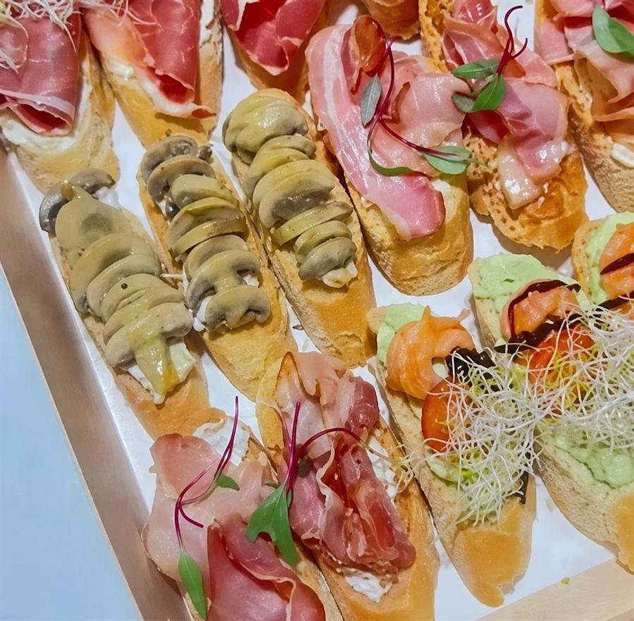 Bruschettas de jamón crudo y de hongos salteados con brotes