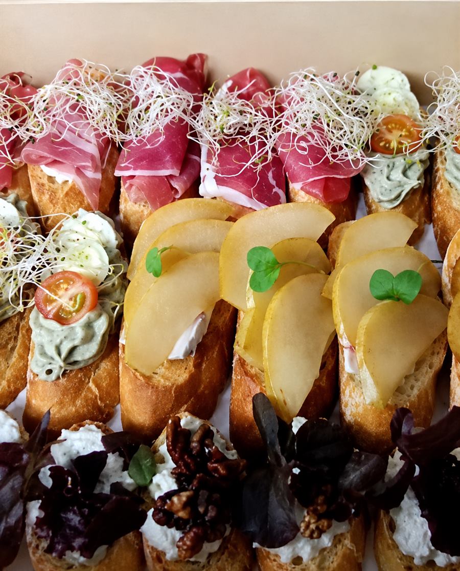 Bruschettas de pera y de jamón crudo con brotes