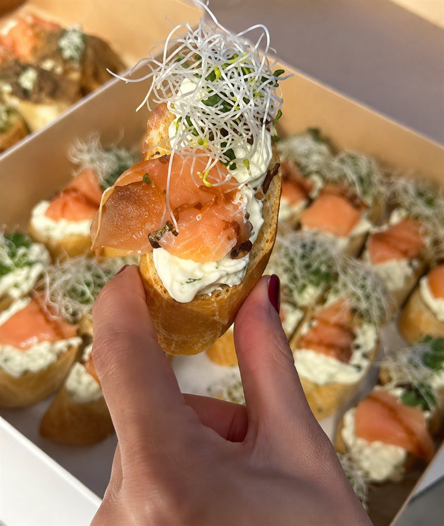 Bocado nórdico con salmón ahumado y crema de limón